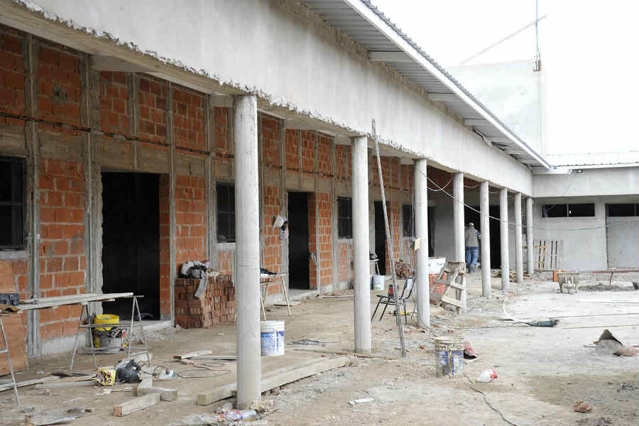 En el barrio El Prado, el intendente Julio Zamora supervisó los avances de la institución educativa que construye el Municipio con fondos propios.
