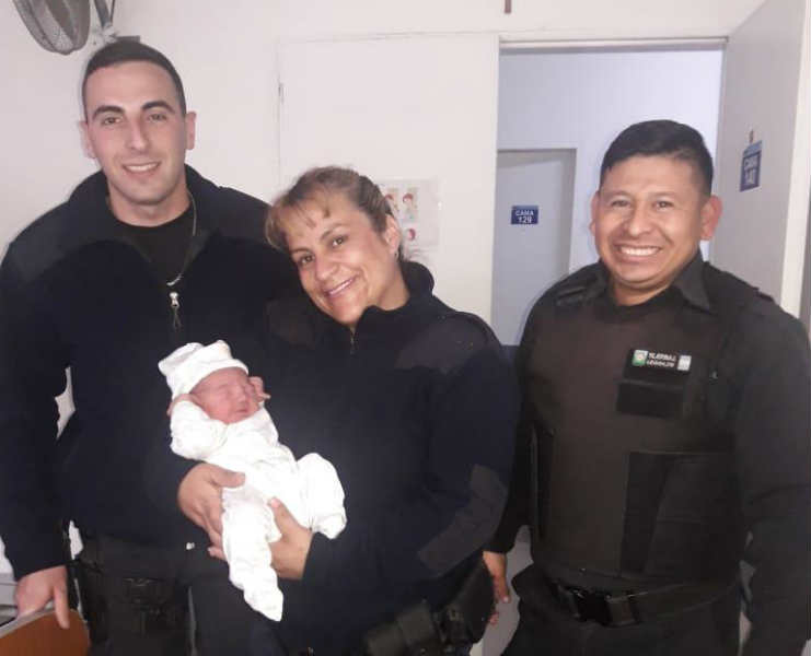 Policías parteros ayudaron a dar a luz a una mamá en San Miguel