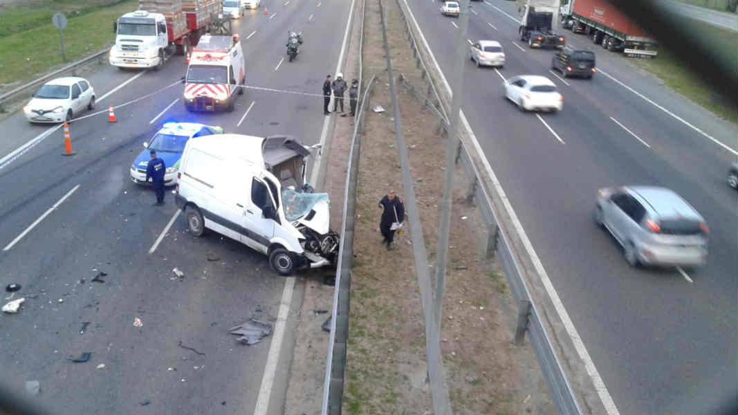 Conducía en contramano por la Panamericana, chocó contra un camión y murió ()