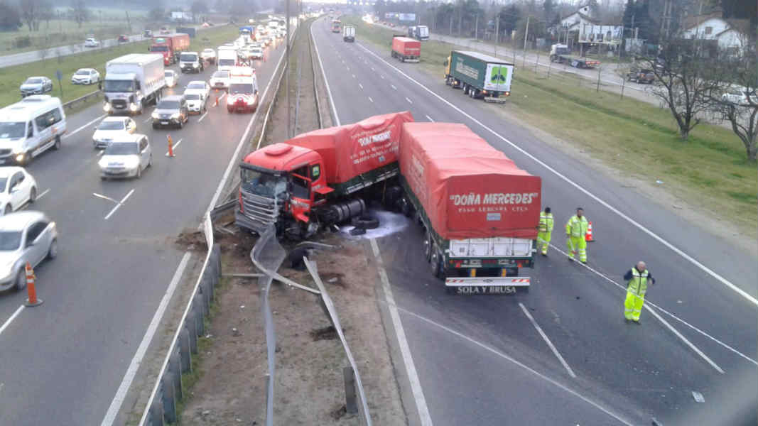 Conducía en contramano por la Panamericana, chocó contra un camión y murió ()