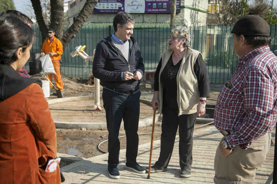 El intendente de Vicente López, Jorge Macri, recorrió las obras de la puesta en valor de las dos plazoletas ubicadas en los extremos del Boulevard Cetrángolo (Villa Martelli), en donde se está ejecutando un sector de juegos infantiles con solado antigolpes y delimitado por una traza de rejas bajas para crear un área más segura dentro de las plazoletas. El intendente de Vicente López, Jorge Macri, recorrió las obras de la puesta en valor de las dos plazoletas ubicadas en los extremos del Boulevard Cetrángolo (Villa Martelli), en donde se está ejecutando un sector de juegos infantiles con solado antigolpes y delimitado por una traza de rejas bajas para crear un área más segura dentro de las plazoletas.