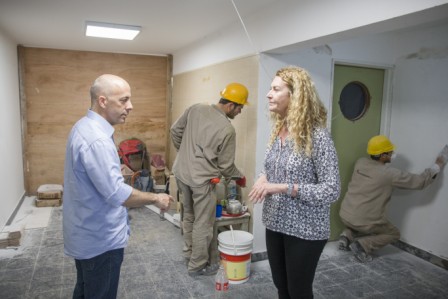 El intendente Nicolás Ducoté, junto a la subsecretaria de Atención Primaria, Analía Leguizamón, recorrió las obras de mejoras del Centro de Atención Primaria del barrio Pinazo, de la localidad de Del Viso.
