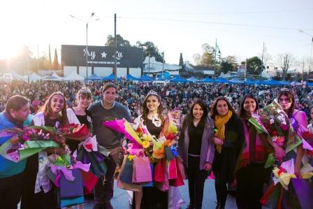 Villa Rosa festejó sus fiestas patronales junto a miles de vecinos que durante todo el día disfrutaron de la tradicional procesión, el desfile cívico y gran cantidad de artistas locales que desplegaron su talento sobre el escenario.