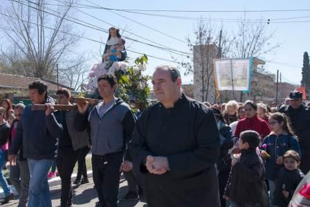 Villa Rosa festejó sus fiestas patronales junto a miles de vecinos que durante todo el día disfrutaron de la tradicional procesión, el desfile cívico y gran cantidad de artistas locales que desplegaron su talento sobre el escenario.
