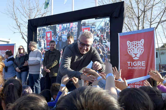Julio Zamora inauguró en Las Tunas la remodelación de la plaza N°45