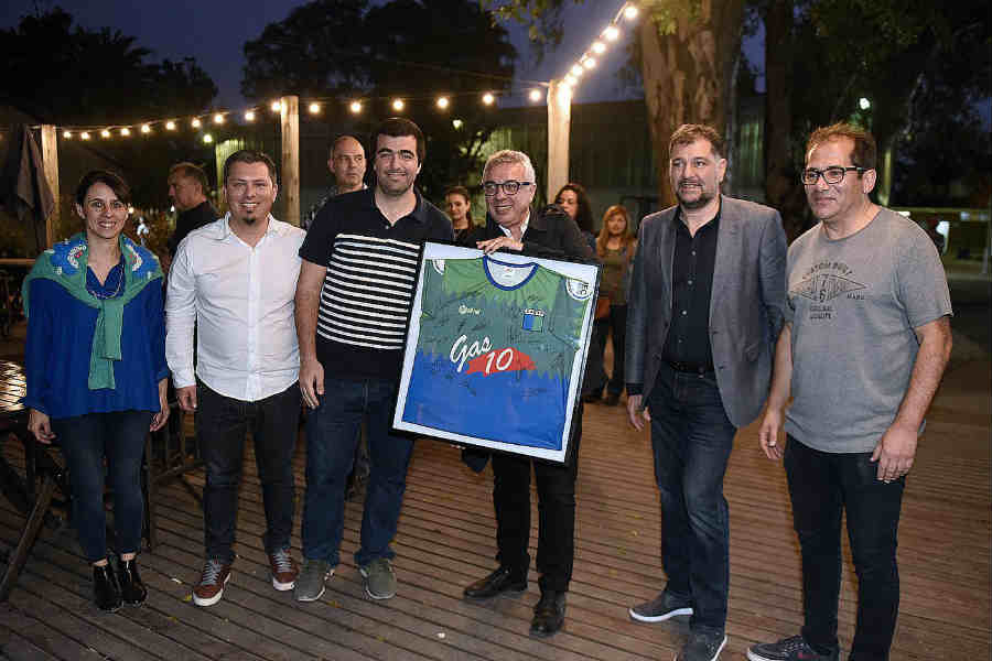 El intendente Julio Zamora visitó las instalaciones del Club Atlético Caza y Pesca y el Club Alarcón y entregó a ambos apoyos económicos del Municipio para la realización de obras de infraestructura.