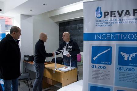 El intendente Nicolás Ducoté dio inicio esta mañana al Programa Nacional de Entrega Voluntaria de armas de fuego y municiones que funcionará en el distrito desde hoy y hasta el 13 de septiembre, a partir de un trabajo conjunto con el Ministerio de Justicia y Derechos Humanos de Nación y la ANMaC (Agencia Nacional de Materiales Controlados).