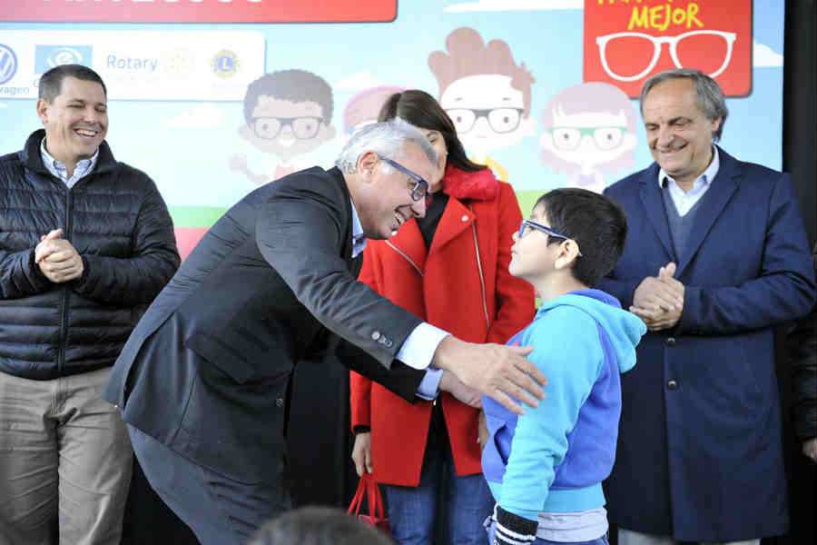 Julio Zamora entregó más de 457 anteojos a alumnos de todo Tigre