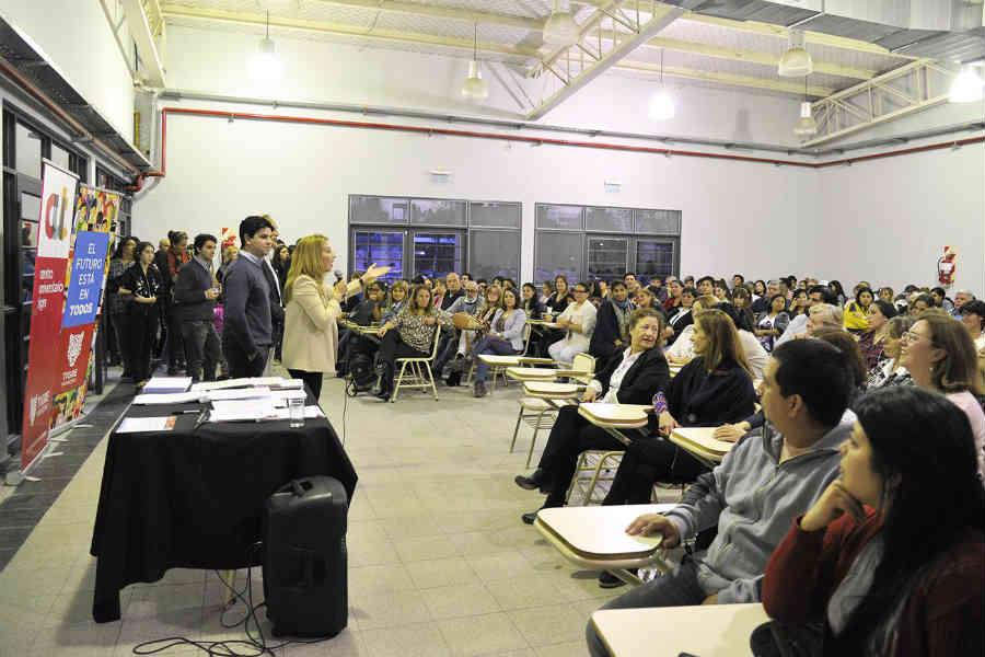 Más de 200 vecinos finalizaron el curso de inglés del Centro de Idiomas Tigre