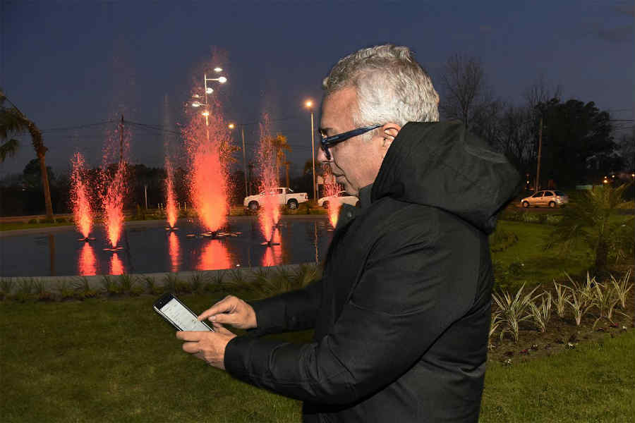 Julio Zamora supervisó la puesta en funcionamiento de una novedosa fuente en Villa La Ñata