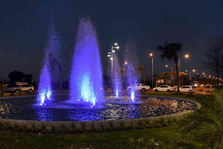 Julio Zamora supervisó la puesta en funcionamiento de una novedosa fuente en Villa La Ñata