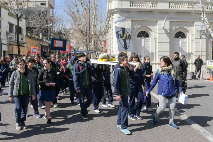 Andreotti participó de la peregrinación previa a las fiestas patronales de Nuestra Señora de Aránzazu