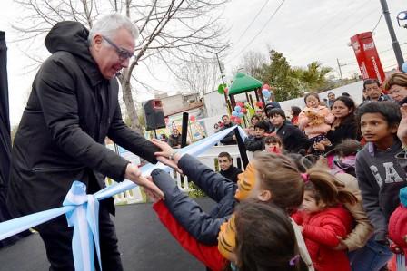 En el acto de inauguración de los nuevos juegos y remodelación de la plaza N°46 en Rincón de Milberg, el intendente de Tigre, Julio Zamora, aseguró que es prioritario que todos los argentinos tengan un plato de comida digno en sus hogares y que, para esto, es indispensable que se decrete la emergencia alimentaria. En el acto de inauguración de los nuevos juegos y remodelación de la plaza N°46 en Rincón de Milberg, el intendente de Tigre, Julio Zamora, aseguró que es prioritario que todos los argentinos tengan un plato de comida digno en sus hogares y que, para esto, es indispensable que se decrete la emergencia alimentaria.