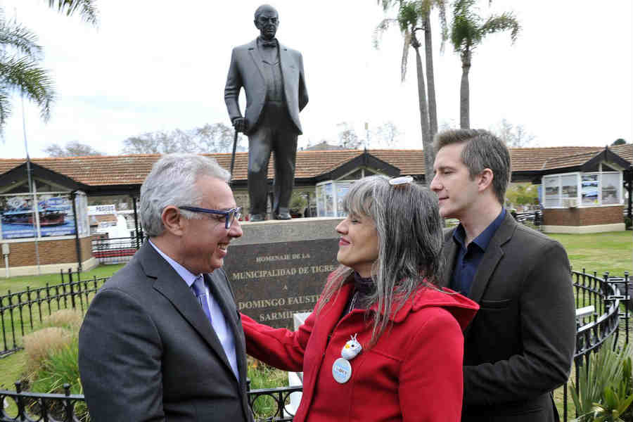 El intendente de Tigre agasajó a los maestros en su día con un acto conmemorativo en la Estación Fluvial, donde se rindió homenaje a Domingo Faustino Sarmiento. 