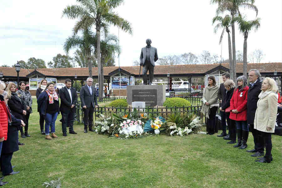 El intendente de Tigre agasajó a los maestros en su día con un acto conmemorativo en la Estación Fluvial, donde se rindió homenaje a Domingo Faustino Sarmiento. 