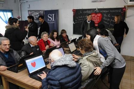 Las personas mayores de San Isidro disfrutan de una nueva sala de alfabetización digital