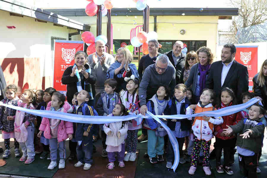 Julio Zamora inauguró el renovado patio del jardín N°915 en Las Tunas Julio Zamora inauguró el renovado patio del jardín N°915 en Las Tunas