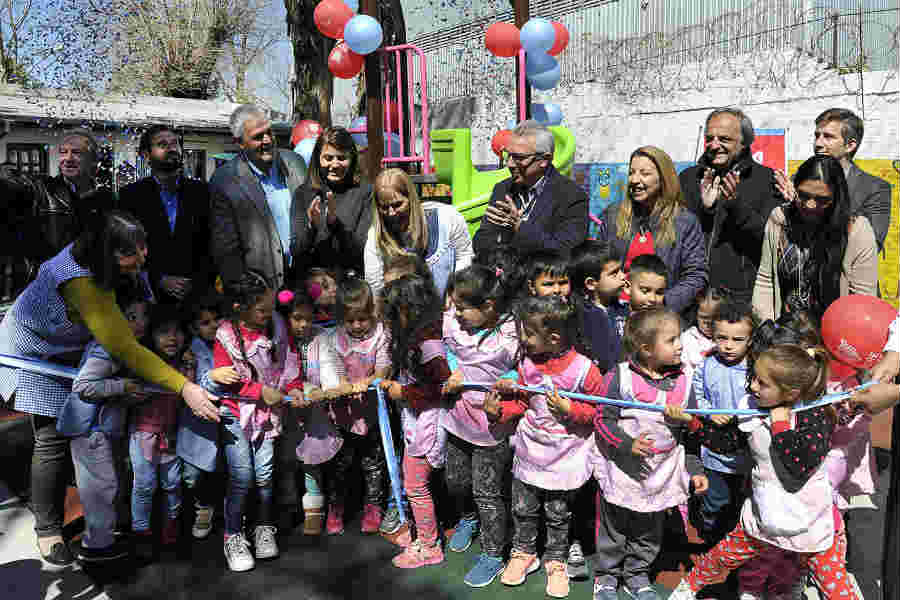 El intendente Julio Zamora inauguró las obras del Jardín N°906 “Dra. Cecilia Grierson”. Los nuevos juegos fueron adquiridos con lo recaudado en la edición 2018 de la Maratón ciudad de Tigre, junto al Club Hacoaj y el Rotary Club.
