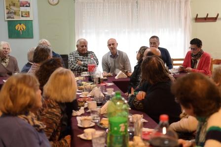 El Presidente del Concejo Deliberante, Santiago Aparicio, recorrió la institución de la tercera edad “Unión y Dignidad” de Victoria, para compartir un momento de camaradería y dialogar con los vecinos sobre sus necesidades.

