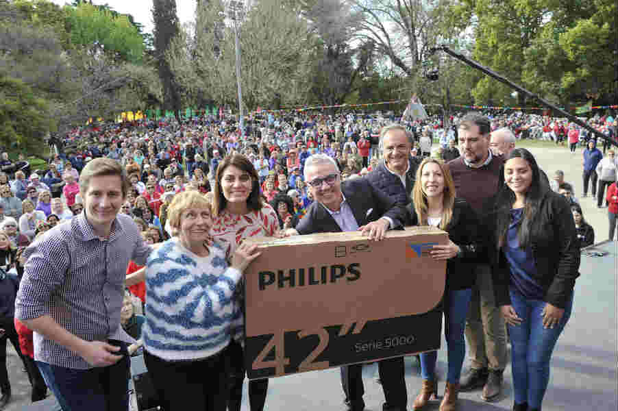 Más de 3.000 vecinos de Tigre festejaron el Día del Jubilado en el Club Ecosol Más de 3.000 vecinos de Tigre festejaron el Día del Jubilado en el Club Ecosol