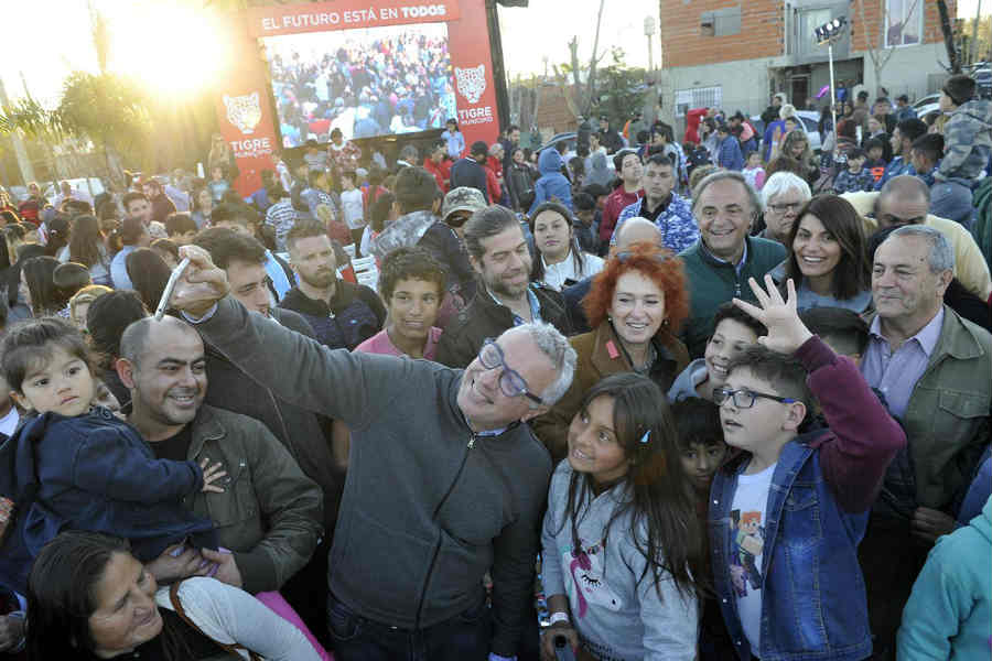Julio Zamora inauguró en Benavídez la obra de renovación de la Plaza La Mascota