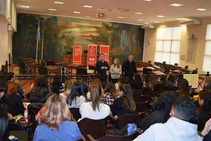 Más de 70 estudiantes de Tigre asistieron a un taller sobre voluntariado en el Honorable Concejo Deliberante