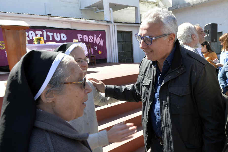 El intendente Julio Zamora presenció el acto que realizó la institución, en su sede ubicada en el centro de la ciudad. El Municipio entregó al establecimiento una placa recordatoria, en agradecimiento al compromiso con la educación y la comunidad.
El intendente Julio Zamora presenció el acto que realizó la institución, en su sede ubicada en el centro de la ciudad. El Municipio entregó al establecimiento una placa recordatoria, en agradecimiento al compromiso con la educación y la comunidad.