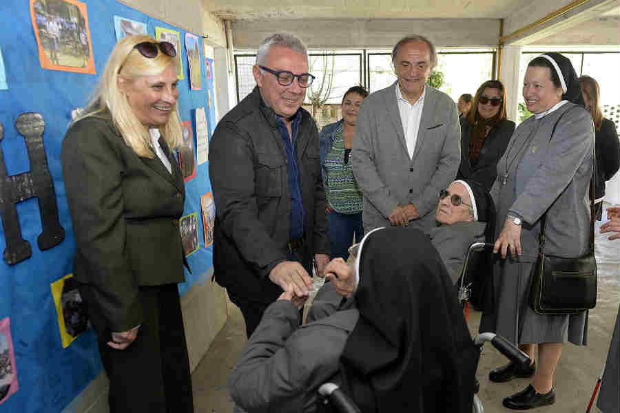 El intendente Julio Zamora presenció el acto que realizó la institución, en su sede ubicada en el centro de la ciudad. El Municipio entregó al establecimiento una placa recordatoria, en agradecimiento al compromiso con la educación y la comunidad.
El intendente Julio Zamora presenció el acto que realizó la institución, en su sede ubicada en el centro de la ciudad. El Municipio entregó al establecimiento una placa recordatoria, en agradecimiento al compromiso con la educación y la comunidad.