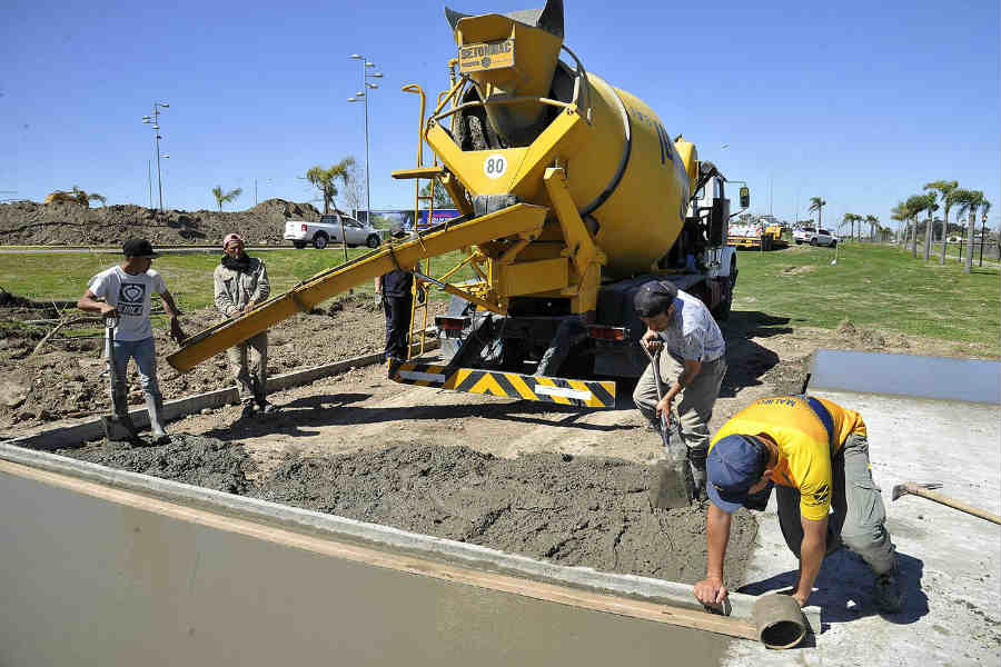 Julio Zamora supervisó la construcción de una nueva senda aeróbica en Rincón de Milberg