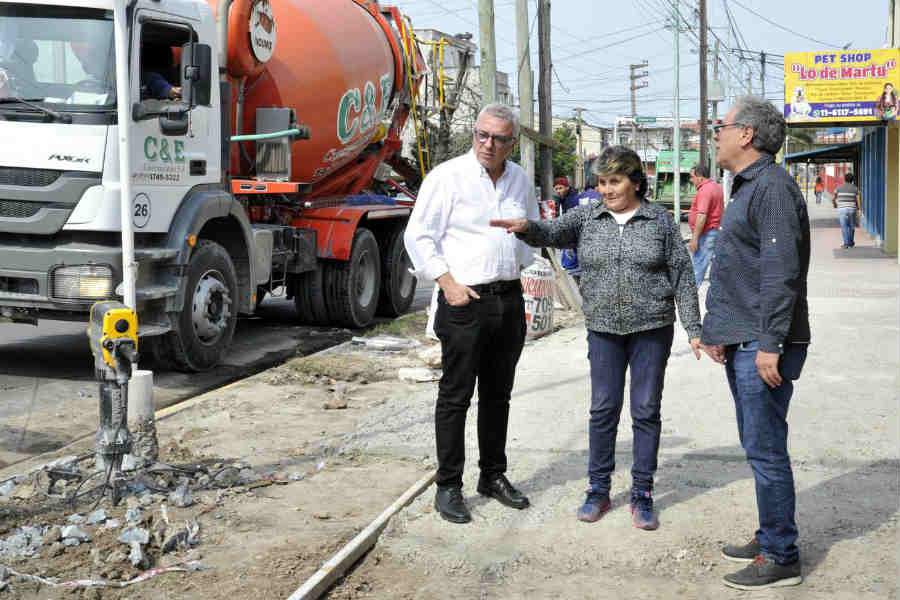 El intendente Julio Zamora supervisó la etapa final de las tareas en Marco Sastre y Uriburu. Los trabajos se realizan con fondos municipales, en el marco del Plan de Veredas 2019.
