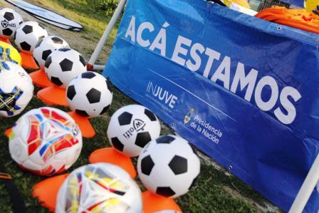 Entrega de materiales deportivos en Derqui