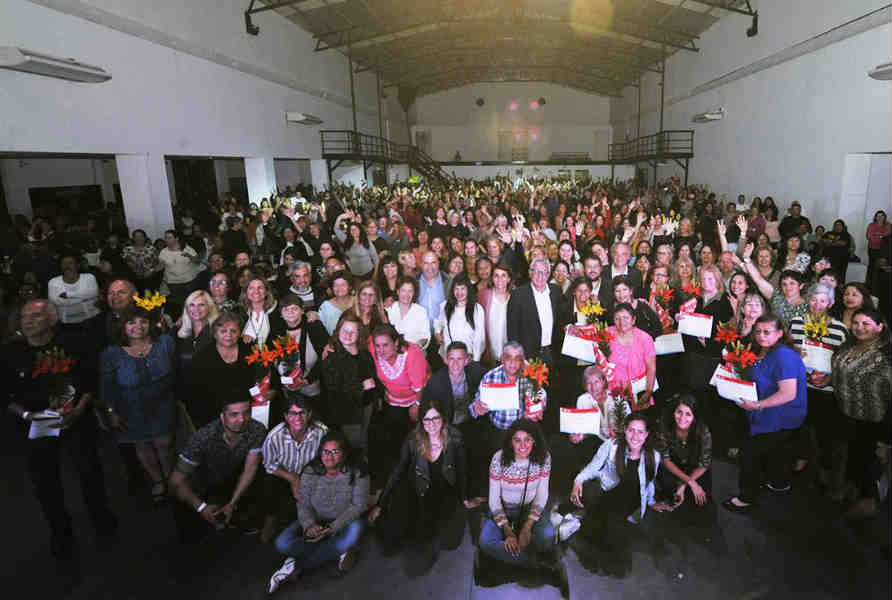 Julio Zamora reconoció la labor de 1.200 auxiliares educativos de Tigre Julio Zamora reconoció la labor de 1.200 auxiliares educativos de Tigre