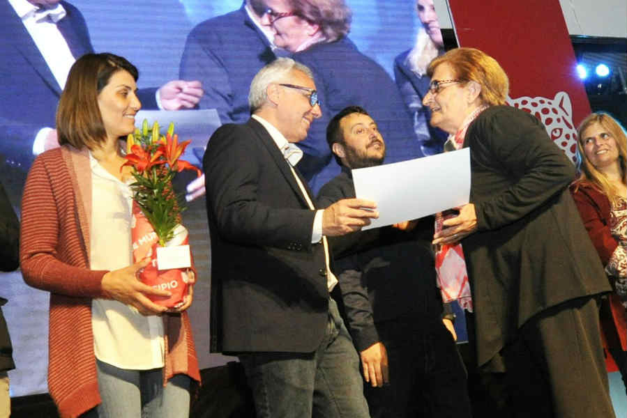 Julio Zamora reconoció la labor de 1.200 auxiliares educativos de Tigre Julio Zamora reconoció la labor de 1.200 auxiliares educativos de Tigre