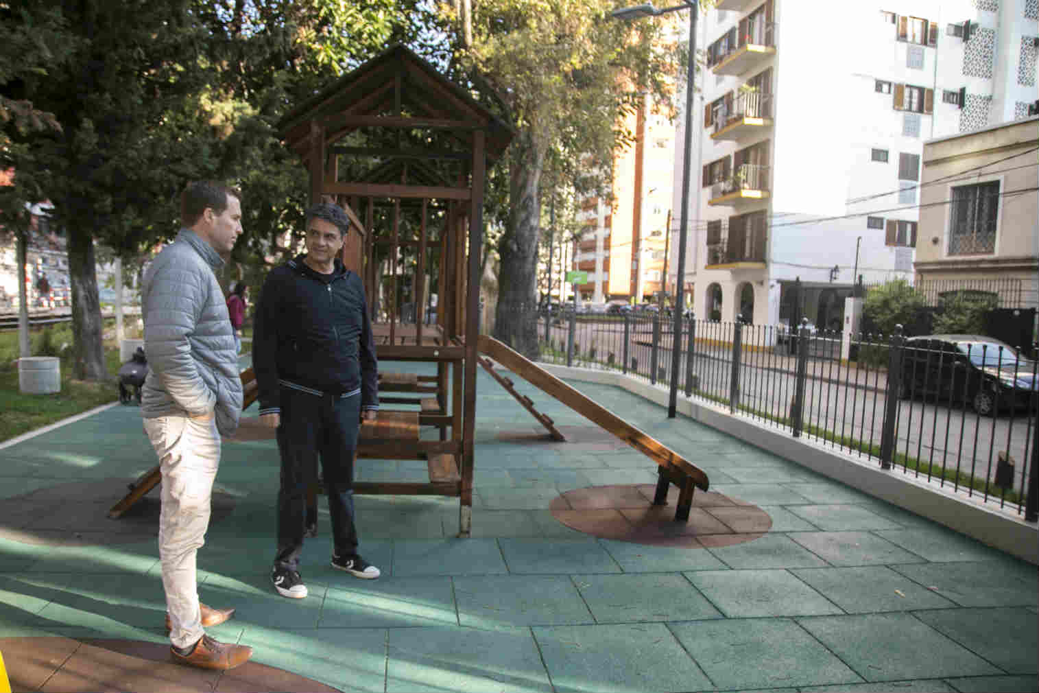 El intendente de Vicente López, Jorge Macri recorrió los trabajos de puesta en valor de la plazoleta