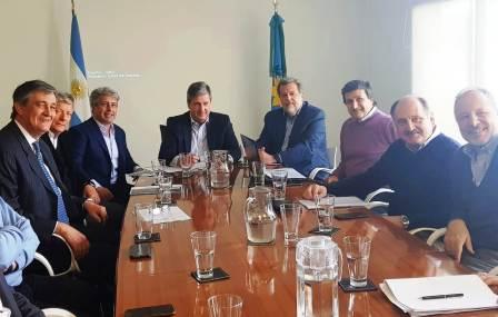 Hoy por la tarde el ministro de Ciencia, Tecnología e Innovación (MCTI), Jorge Elustondo, participó de la firma de convenio entre el intendente de Pergamino, Javier Martínez y el ministro de Infraestructura y Servicios Públicos, Roberto Gigante que contempla la realización de una represa en la ciudad de Pergamino. De la jornada además participaron el director Provincial de Hidráulica, Mario Gschaider y  el subsecretario de Infraestructura Hidráulica, Luis Giménez.
