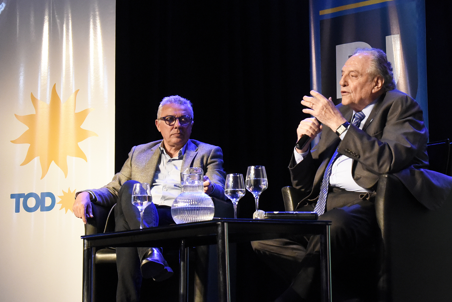 Carlos Heller disertó anoche en el Teatro Pacheco, donde estuvo acompañado por el candidato a intendente de Tigre por el Frente de Todos, Julio Zamora, y el presidente provincial del Partido Solidario, Carlos Grande Carlos Heller disertó anoche en el Teatro Pacheco, donde estuvo acompañado por el candidato a intendente de Tigre por el Frente de Todos, Julio Zamora, y el presidente provincial del Partido Solidario, Carlos Grande