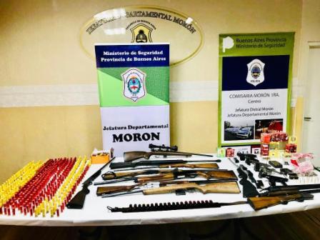 Morón: Amenazó con un arma tras una discusión de tránsito y le encuentran un arsenal 