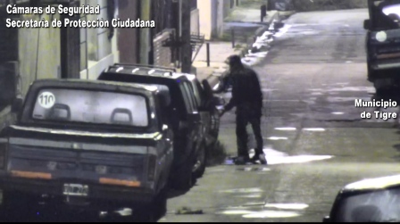 Robaron objetos de un auto abandonado en  Tigre  y fueron acorralados por las cámaras  