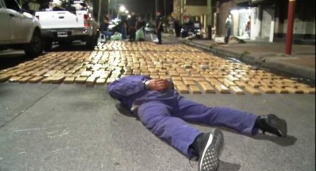 Hay dos detenidos y varios vehículos secuestrados  Se especula que la droga vino del norte del país y que se pensaba distribuir en la zona sur del Conurbano
