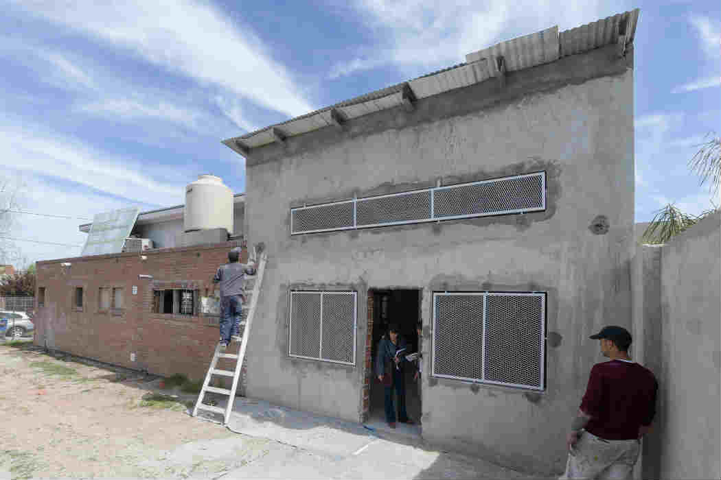 El candidato a Intendente Juan Andreotti supervisó el avance de la puesta en valor de la dependencia municipal (Roberto Payró y Miguel Cané), por donde más mas de 500 vecinos todas las semanas para cursar en diversos talleres gratuitos. 
