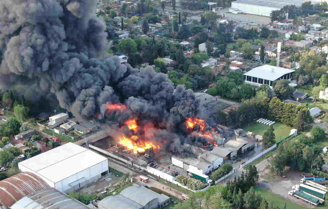Importante incendio en una Fábrica de Benavidez - foto twitter