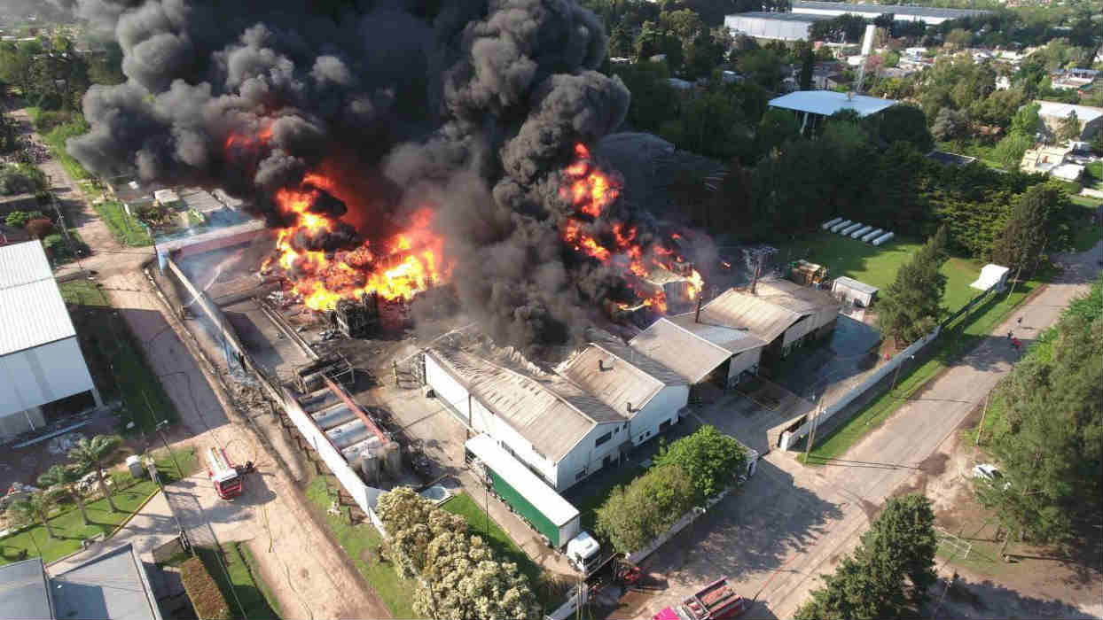 feroz incendio en la plata química de Benavidez