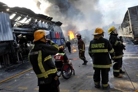 feroz incendio en la plata química de Benavidez