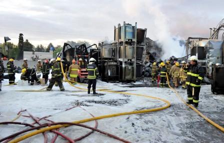 feroz incendio en la plata química de Benavidez