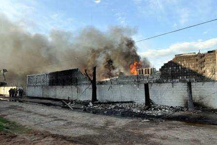 feroz incendio en la plata química de Benavidez