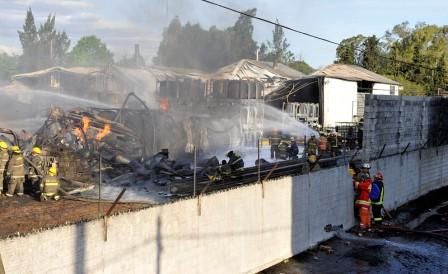 feroz incendio en la plata química de Benavidez