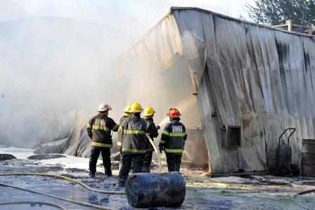 feroz incendio en la plata química de Benavidez