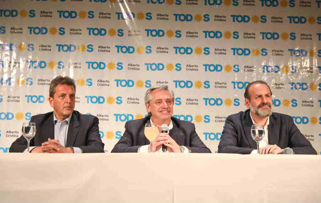 Alfberto Fernández en conferencia de prensa que compartió en Bahía Blanca con el candidato a intendente, Federico Susbielles, y a diputado nacional Sergio Massa.