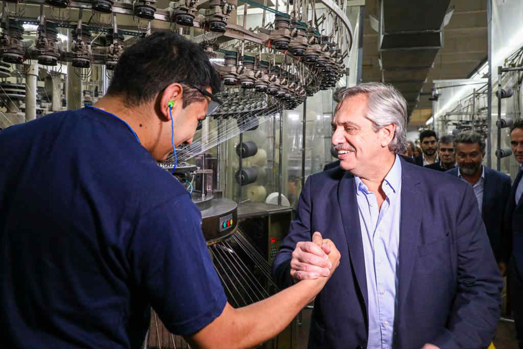 Alberto Fernández recorrió una fábrica textil en San Martin