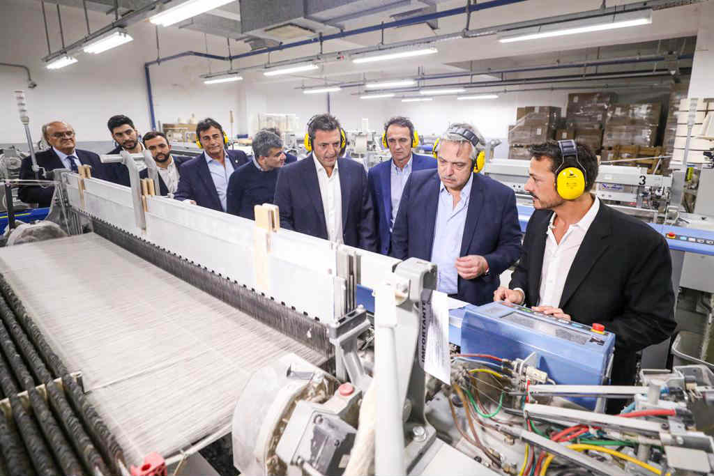 Alberto Fernández recorrió una fábrica textil en San Martin